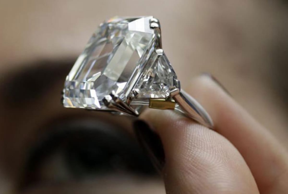 CCTV caught old man while stealing diamond ring in noida