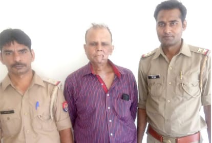 CCTV caught old man while stealing diamond ring in noida