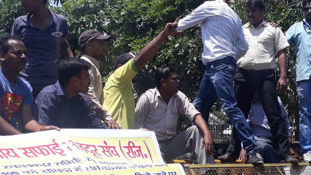nagar nigam cleaners protest in from of sachivalaya
