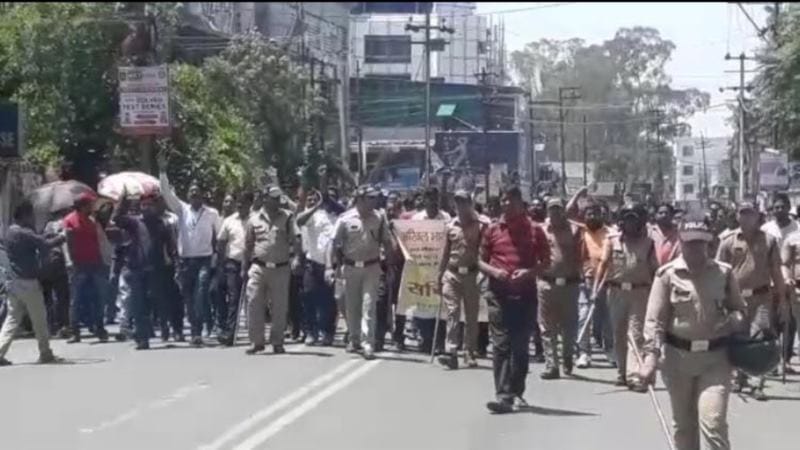 nagar nigam cleaners protest in from of sachivalaya