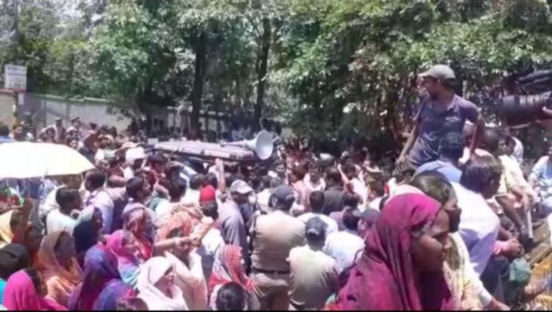 nagar nigam cleaners protest in from of sachivalaya
