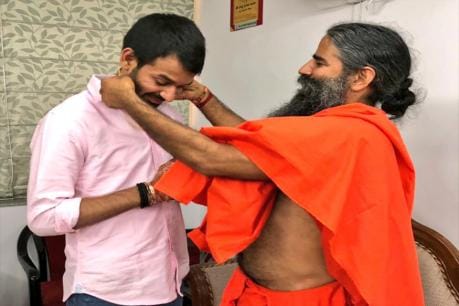 Baba ramdev gift raksha sutra to tej pratap yadav before marriage