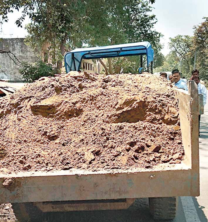 three tractor tralli sieze in swar