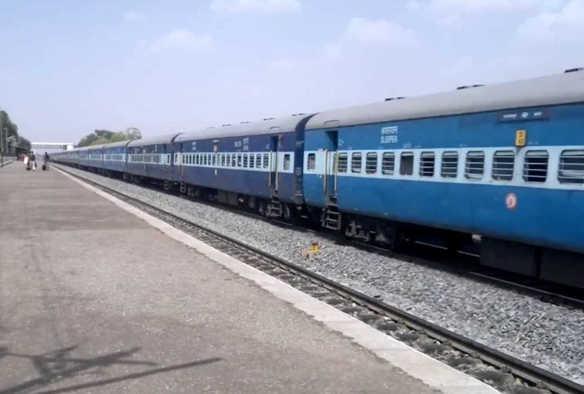 passengers are facing many problems during the train journey 