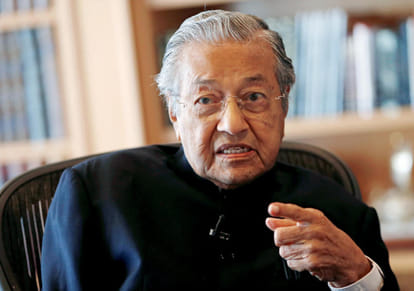  Mahathir Mohamad sworn in as Malaysia prime minister