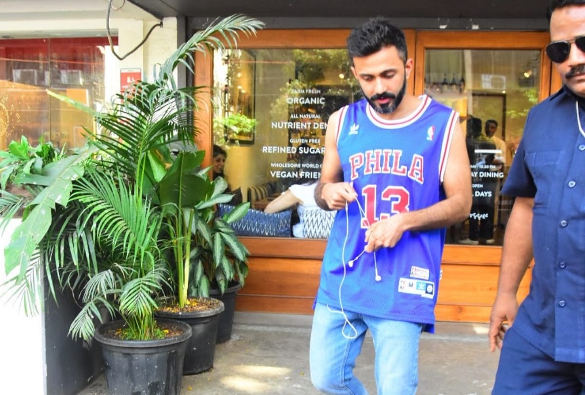 sonam kapoor husband anand ahuja spot at bandra
