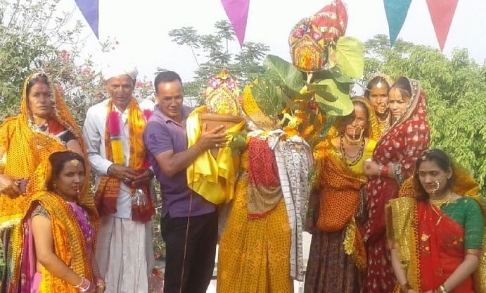 Bride vat tied in unique bond with groom pipal 