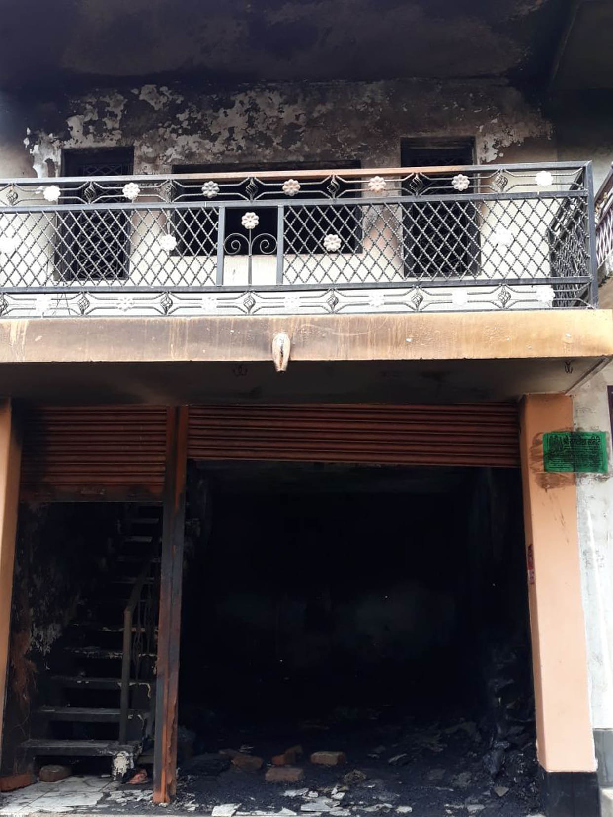 कपड़े की दुकान में लगी आग, पांच लाख का नुकसान