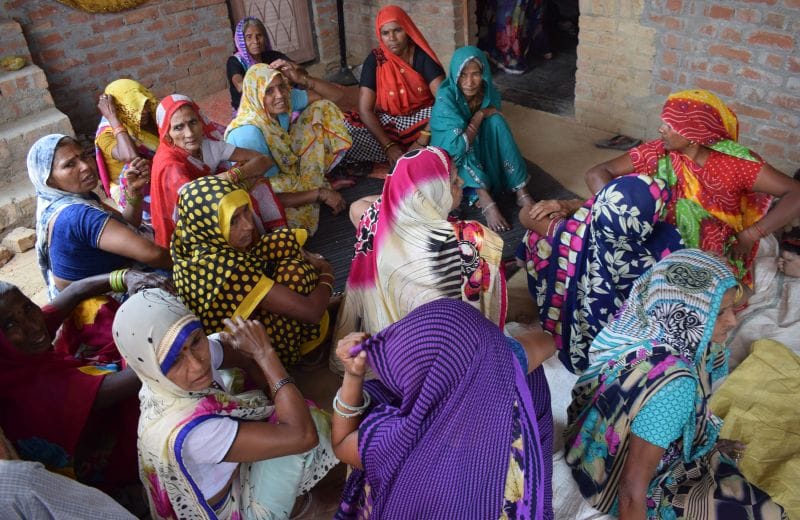टूटा है दुखों का पहाड़, संवेदना दे रहे लोग