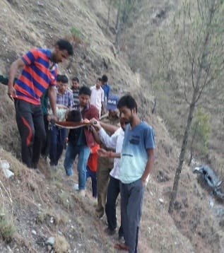 Tourists' car collapses, five injured
