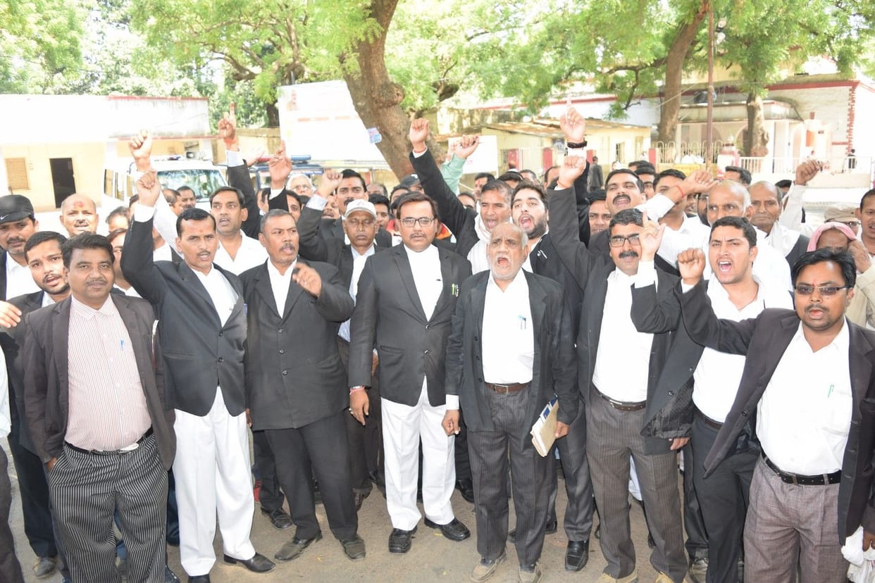 अधिवक्ताओं ने अधिवक्ता की हत्या जताया विरोध