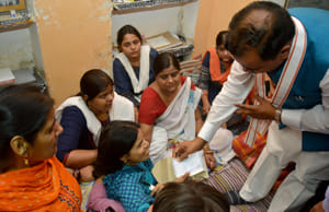 Deputy CM stabbed the relatives, gave a check of 20 lakhs