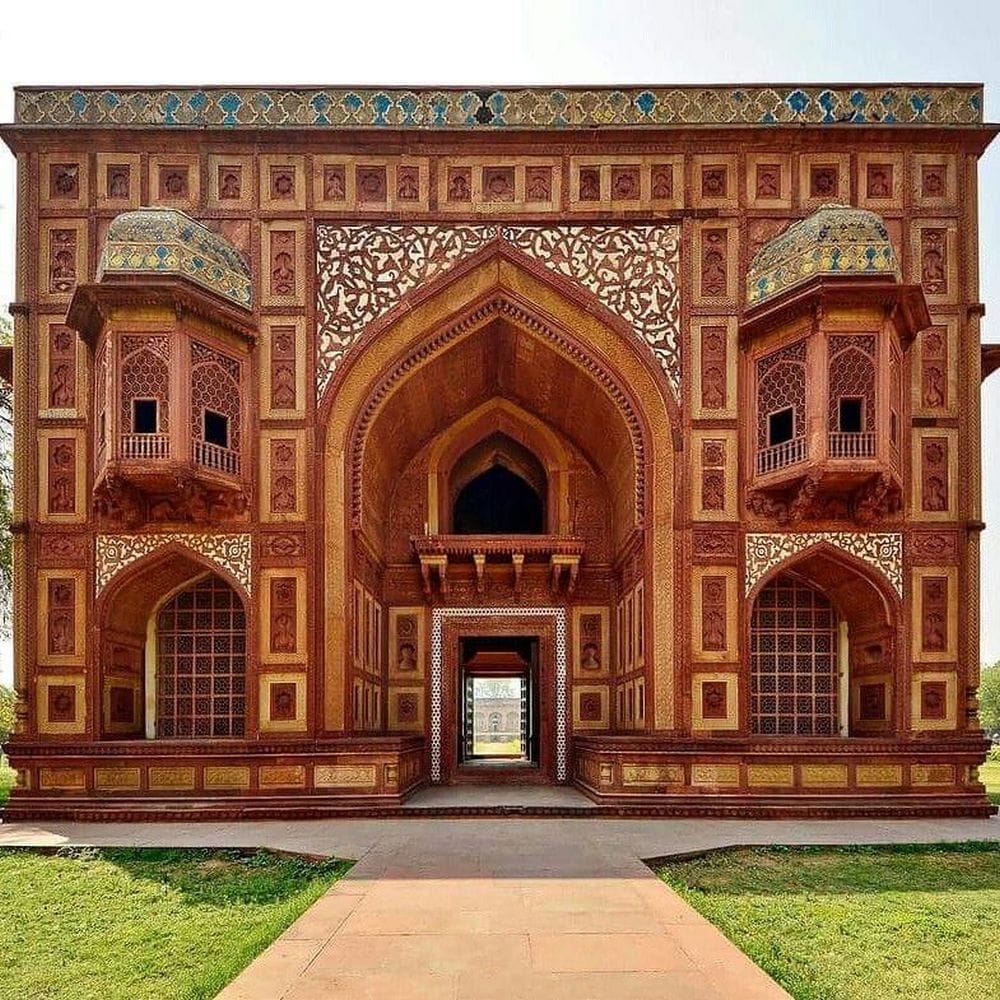 tourists do not go to many historical place in agra 