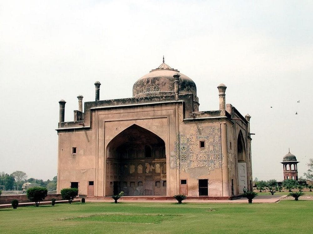 tourists do not go to many historical place in agra 