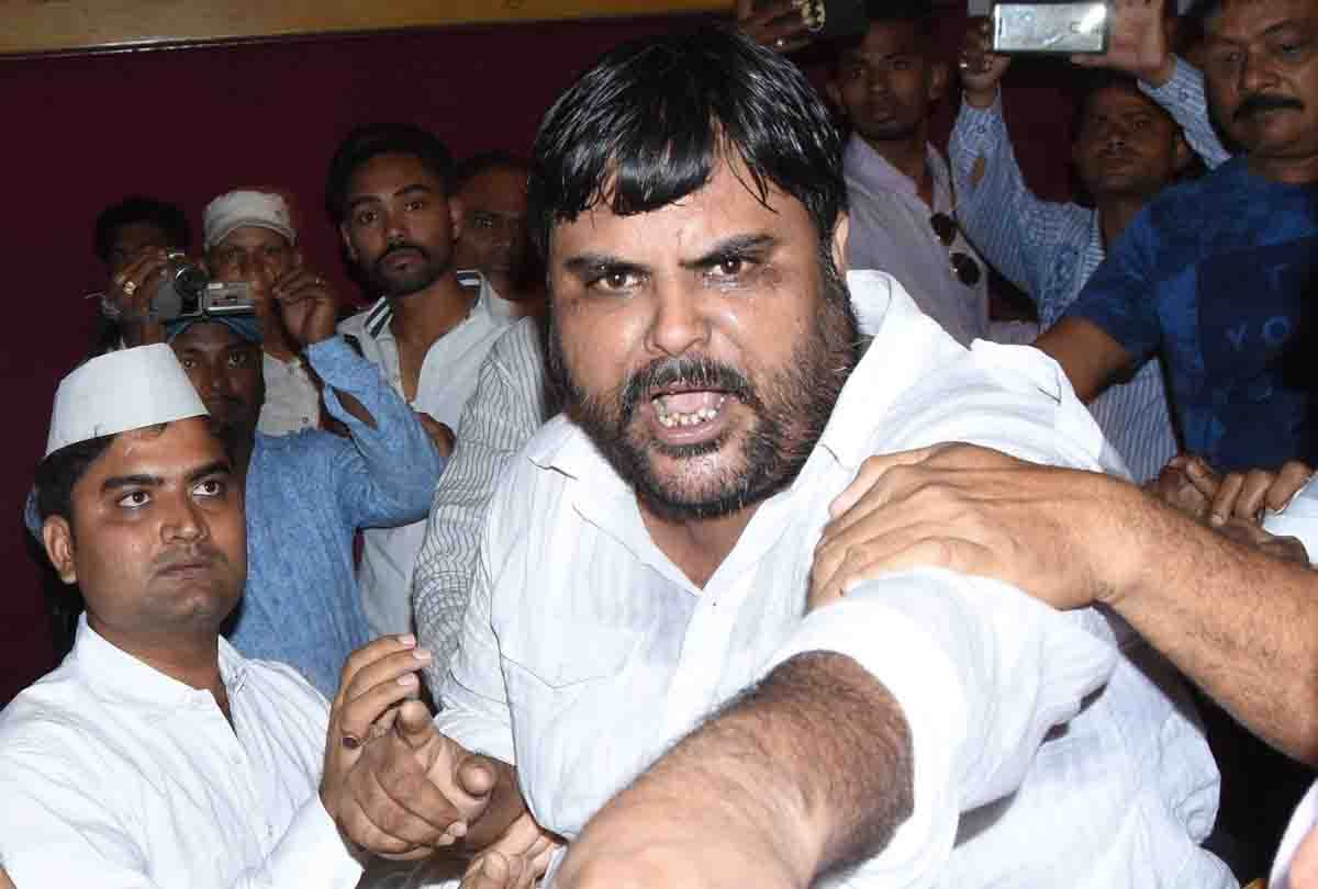 Clashes broke out among Congress party workers  in Kanpur uring a party conference