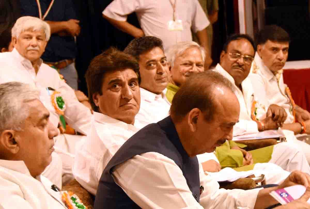 Clashes broke out among Congress party workers  in Kanpur uring a party conference