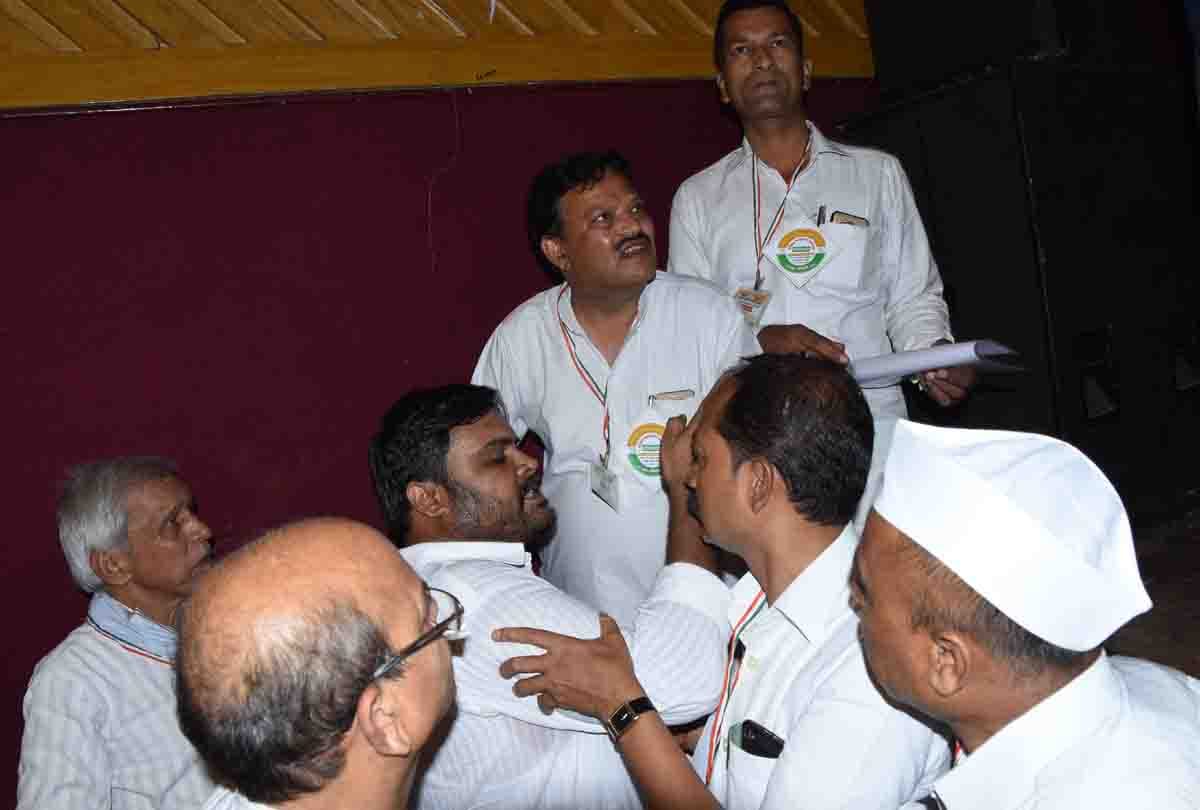 Clashes broke out among Congress party workers  in Kanpur uring a party conference