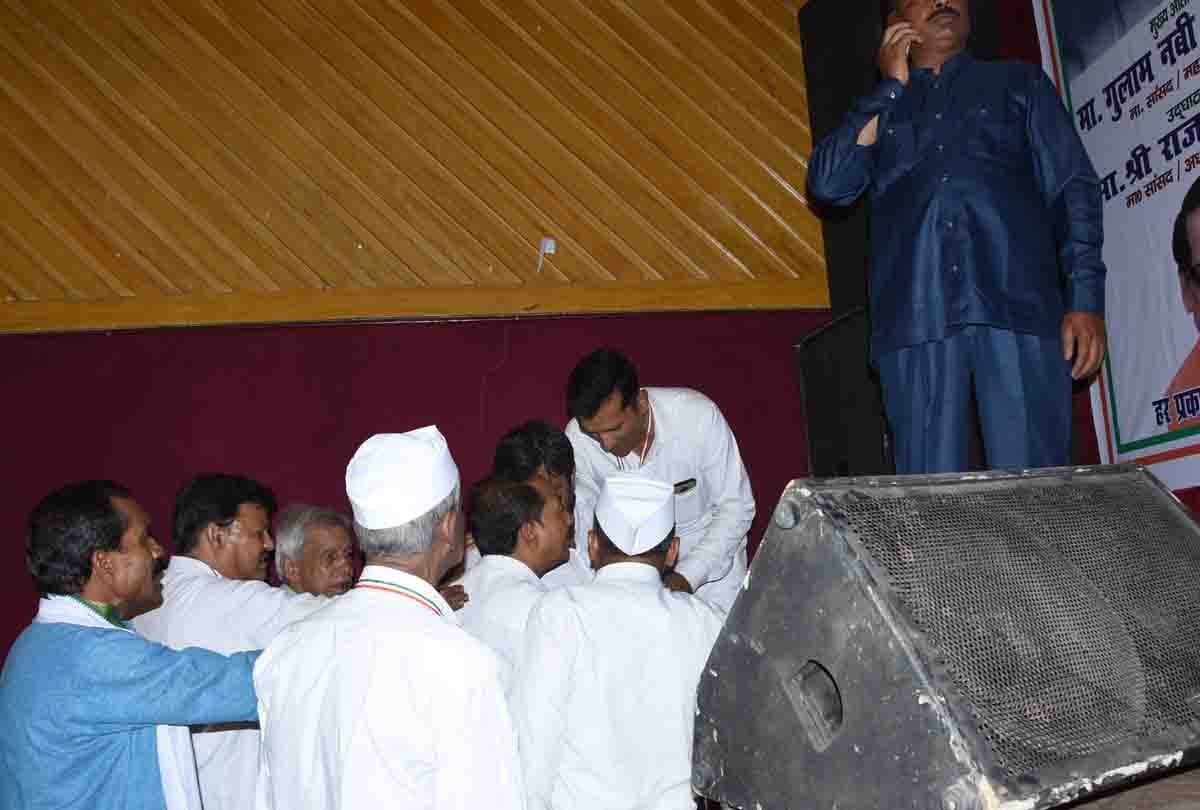 Clashes broke out among Congress party workers  in Kanpur uring a party conference