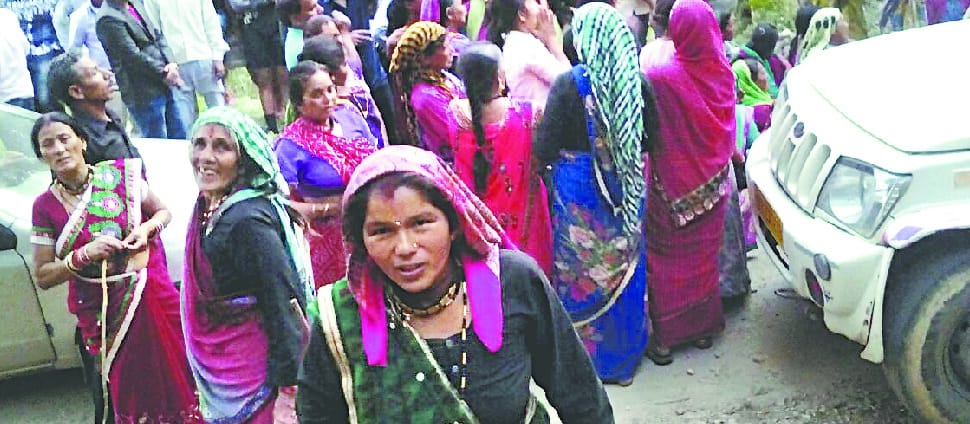 खीड़ा में शराब लेकर पहुंची पिकप को महिलाओं ने घेरा