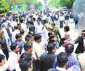 Lawyers protest against system in city