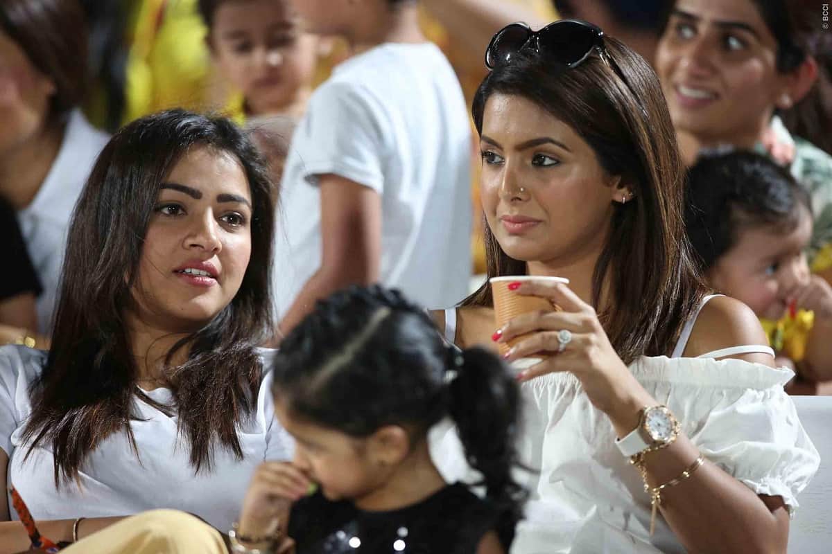ms dhoni wif sakshi funny moments with jeeva during match against rajasthan royals