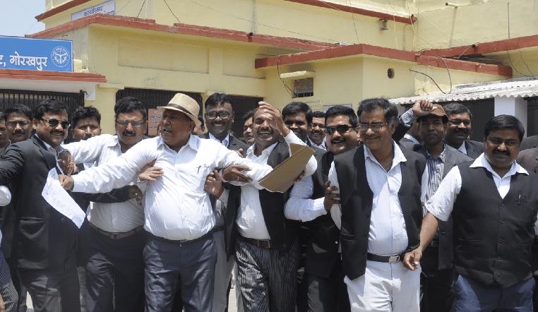 हत्या के विरोध में अधिवक्ताओं ने प्रदर्शन किया