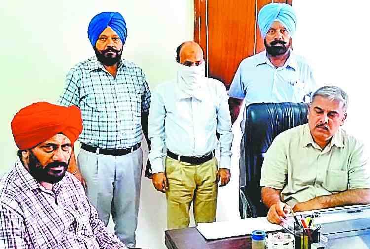 mohali rent collector arrested taking bribe