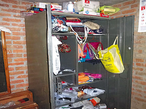  - कमरे के भीतर खुली पड़ी अलमारी।