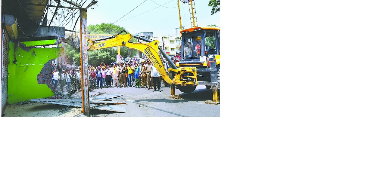 Gargi JCB, rainy cube-hammer for four hours