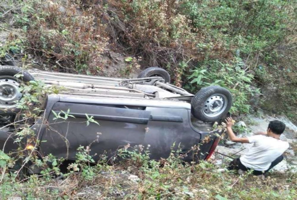 Accident in nainital six passengers  from delhi injured
