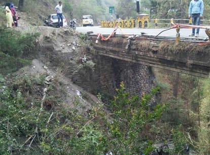 Accident in nainital six passengers  from delhi injured