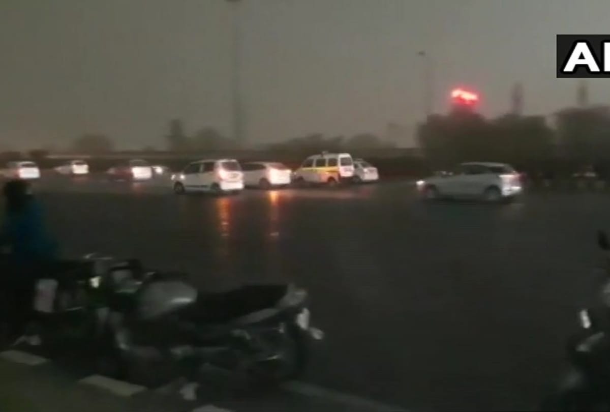 dust storms hits delhi ncr, darkness in day time