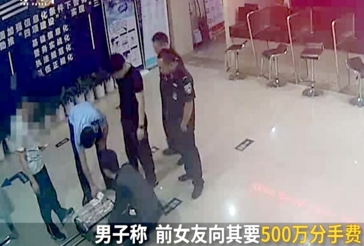 China man gives his Ex Girlfriend 2 Crore as Breakup Fee she rejects by saying Its Not Enough