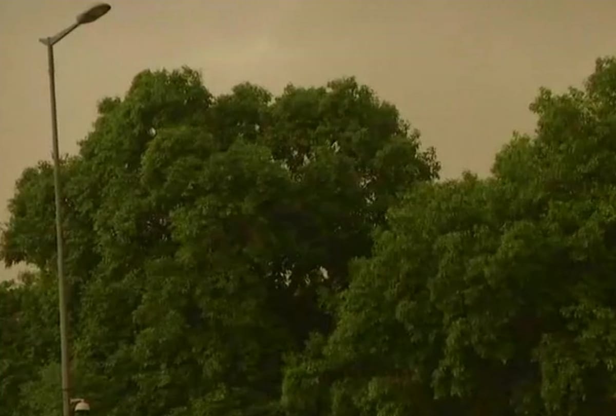 dust storms hits delhi ncr, darkness in day time