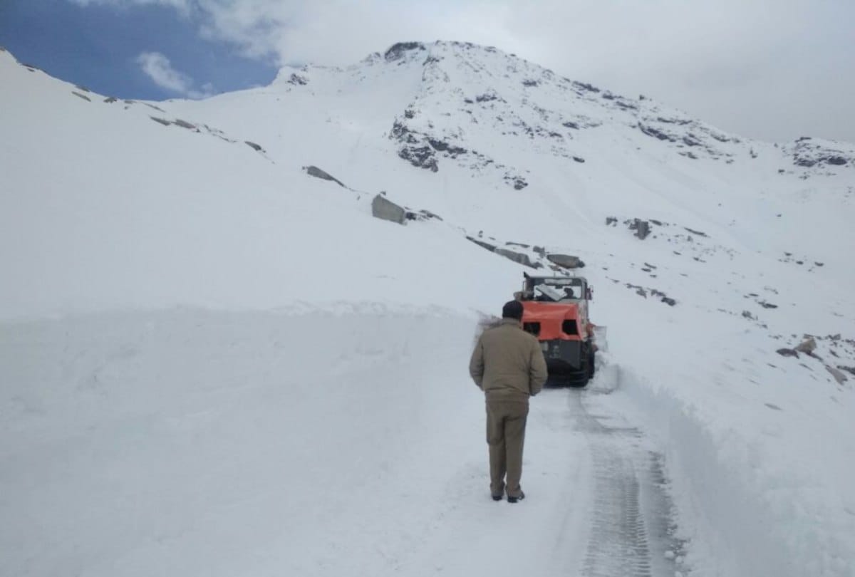 snowfall on srinagar leh national highway and rainfall in jammu kashmir