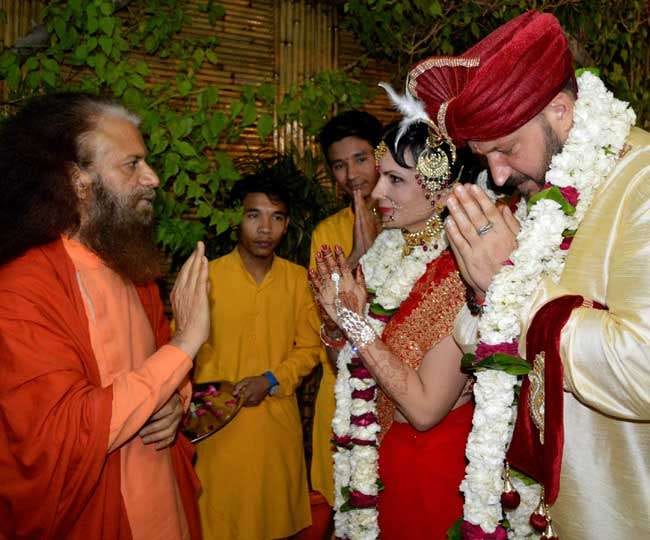 Russian couple got marriage in rishikesh parmarth niketan