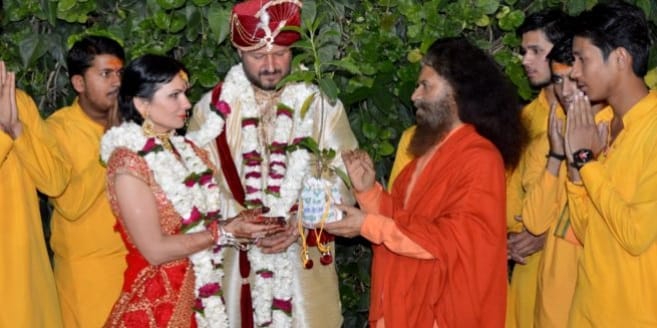 Russian couple got marriage in rishikesh parmarth niketan