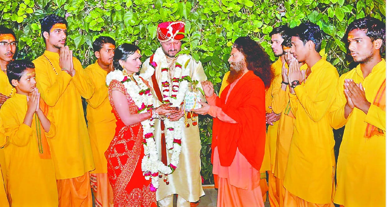 Russian couple got marriage in rishikesh parmarth niketan