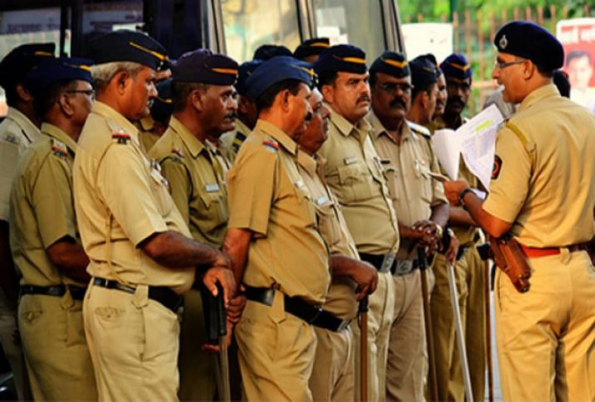 Unpaid Mumbai cop writes letter to CM seeking permission to beg in uniform
