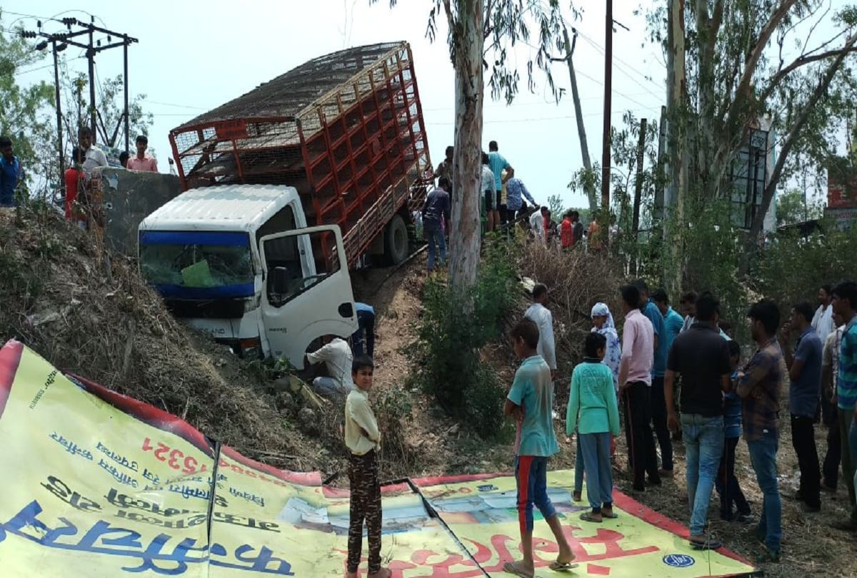 six died after two road accidents in uttar pradesh