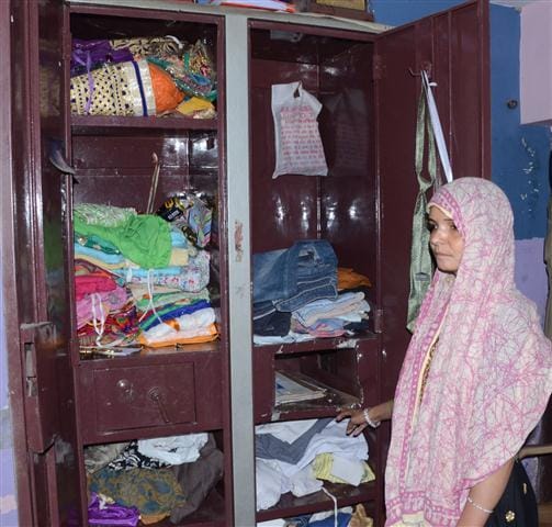Sprayed the family unconscious, theft of millions
