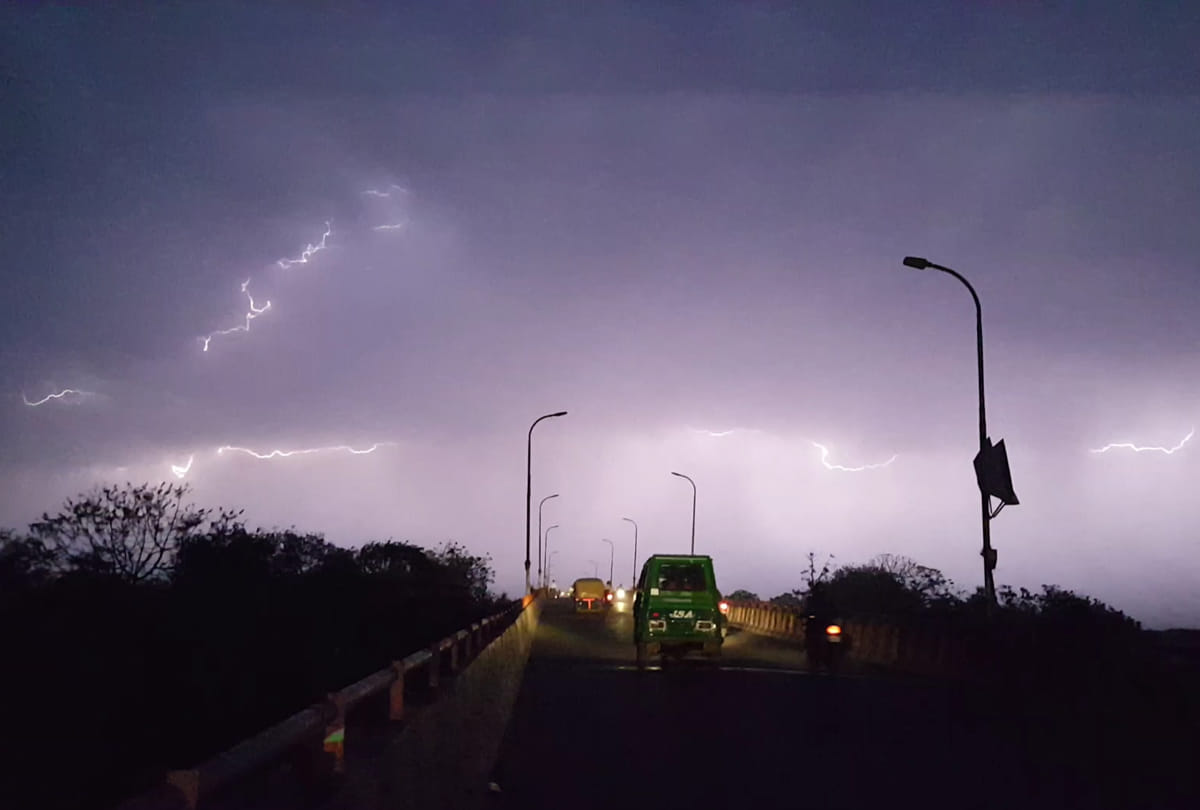 weather changed in purvanchal two killed in thunderstorm