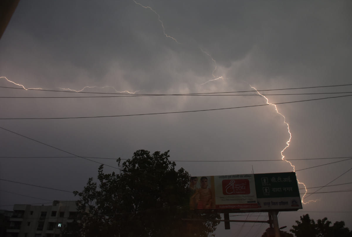 weather changed in purvanchal two killed in thunderstorm