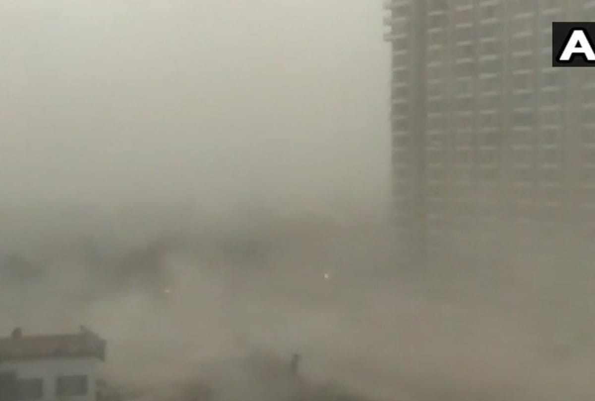 dust storms hits delhi ncr, darkness in day time