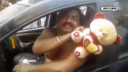 MAN SPILLS BLOOD OF CHICKEN ON HIMSELF, CLAIMS A TEDDY BEAR AS HIS CHILD IN VARANASI