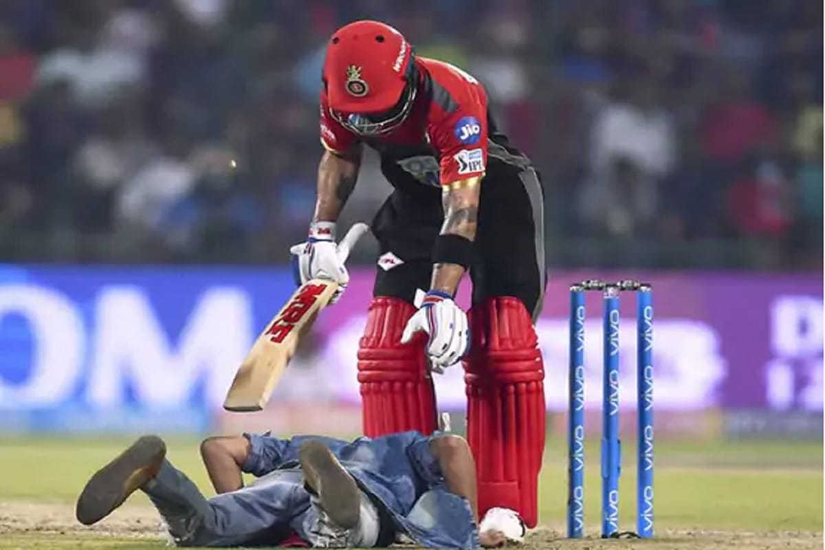 virat kohli fan touch his feet and get selfie with him during the match