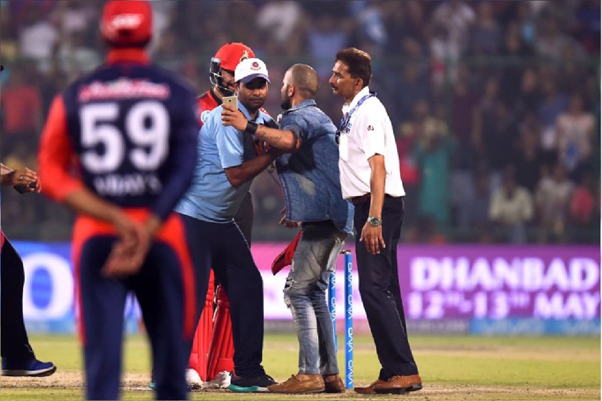 virat kohli fan touch his feet and get selfie with him during the match
