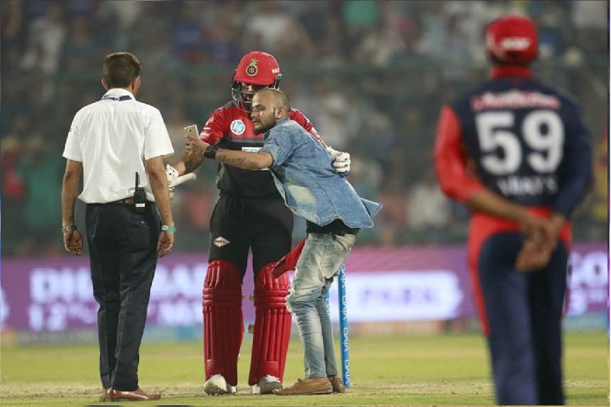 virat kohli fan touch his feet and get selfie with him during the match