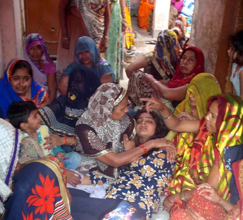 तूफान में 6 मौत के बाद कोहराम