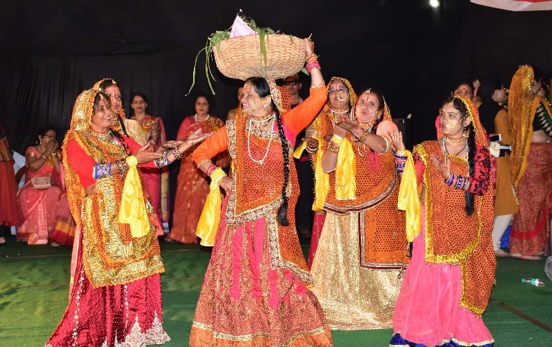 नवरंग में लोक नृत्य से मन मोहा